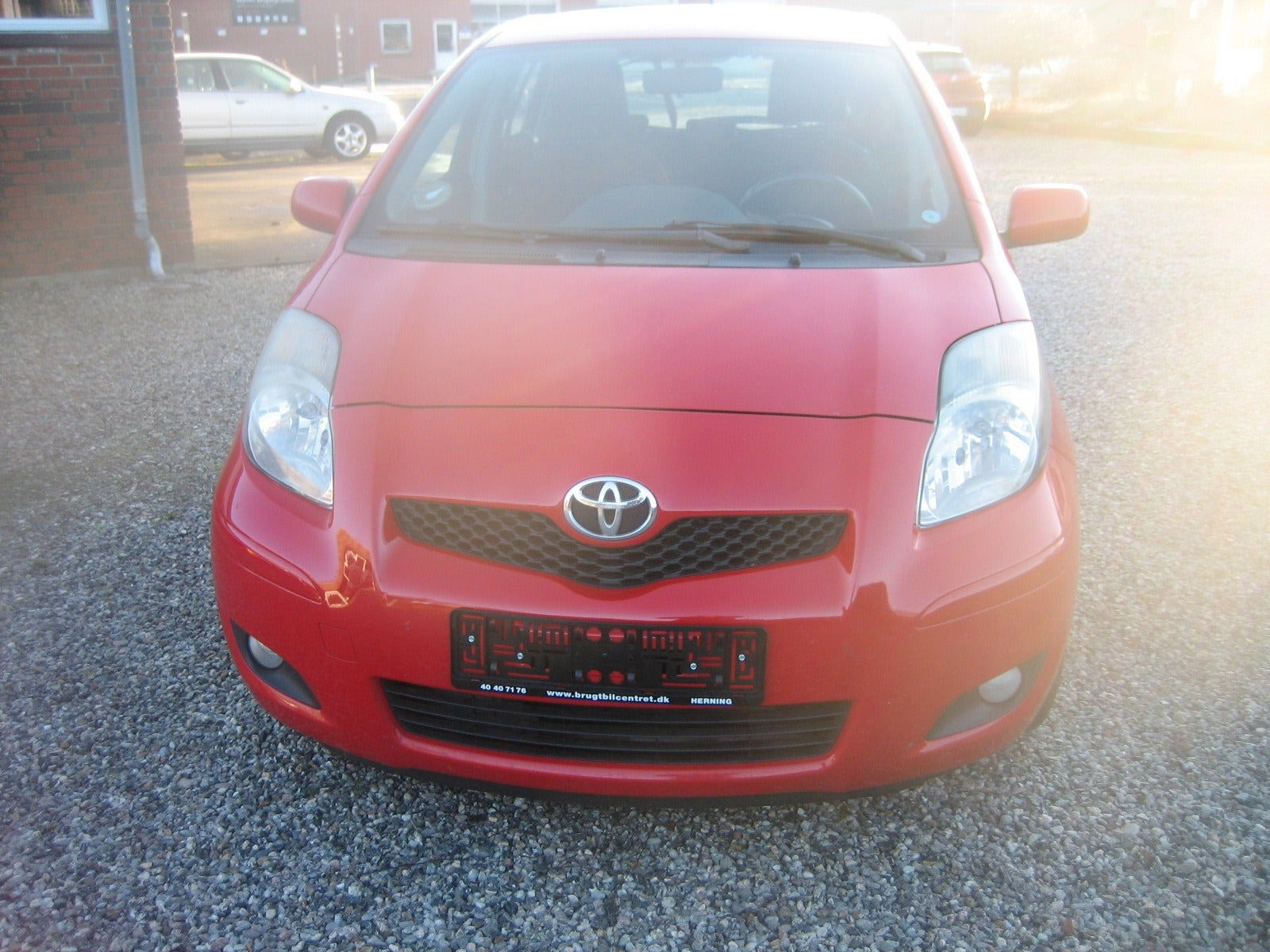 Grå Toyota Yaris fra 2010