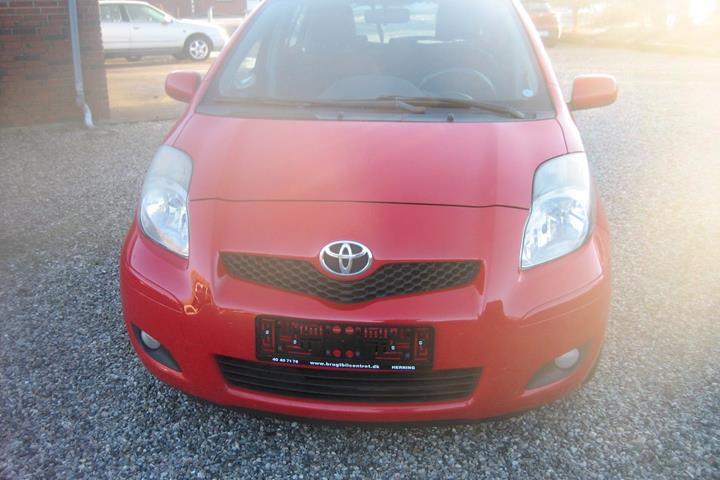 Grå Toyota Yaris fra 2010