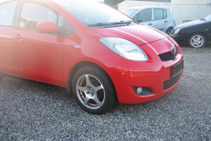 Grå Toyota Yaris fra 2010