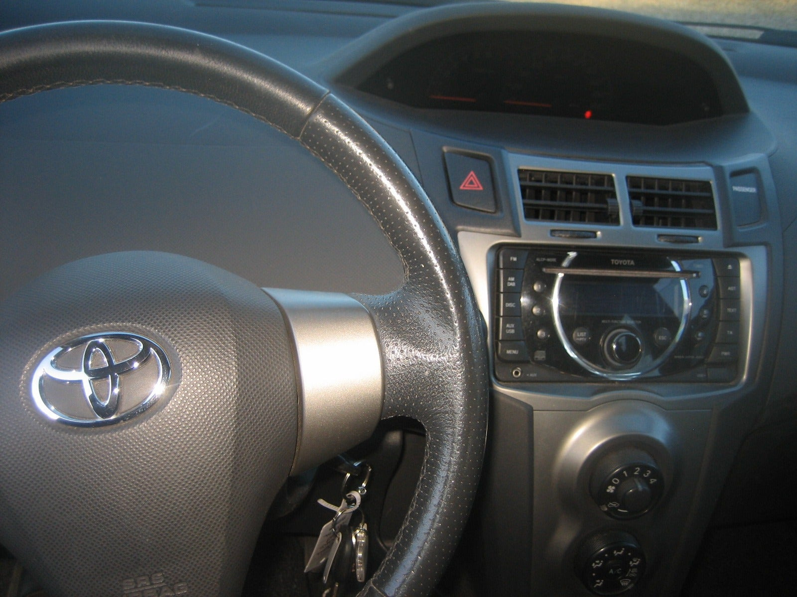 Grå Toyota Yaris fra 2010