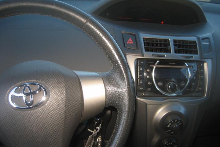 Grå Toyota Yaris fra 2010