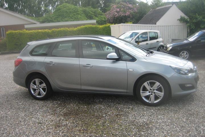 Blå Opel Astra fra 2015