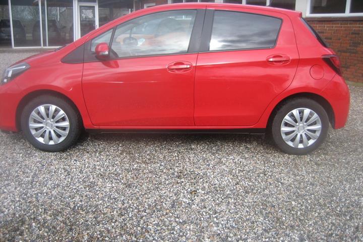 Rød Toyota Yaris fra 2015