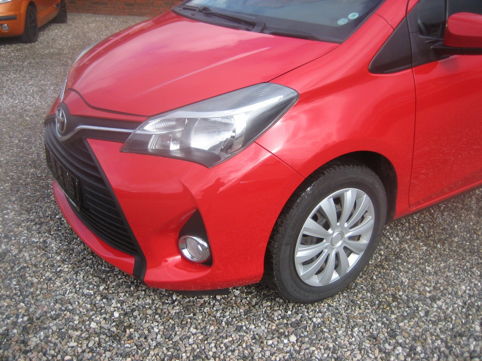 Rød Toyota Yaris fra 2015