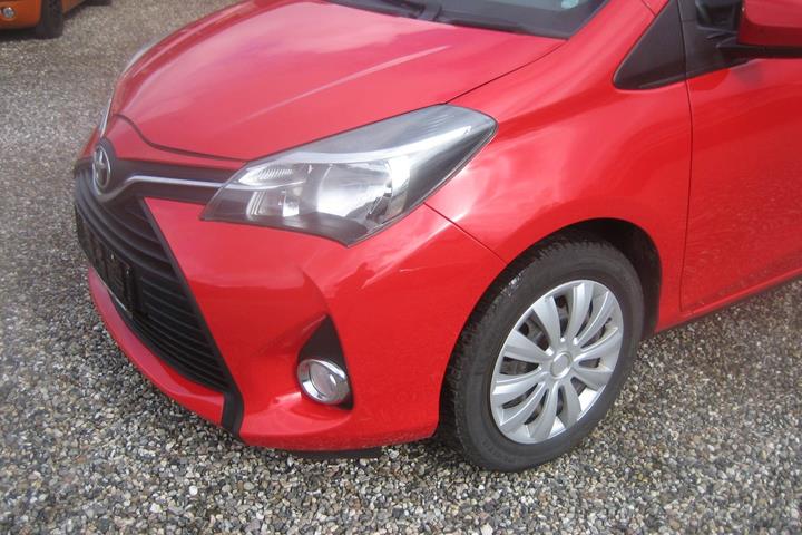 Rød Toyota Yaris fra 2015