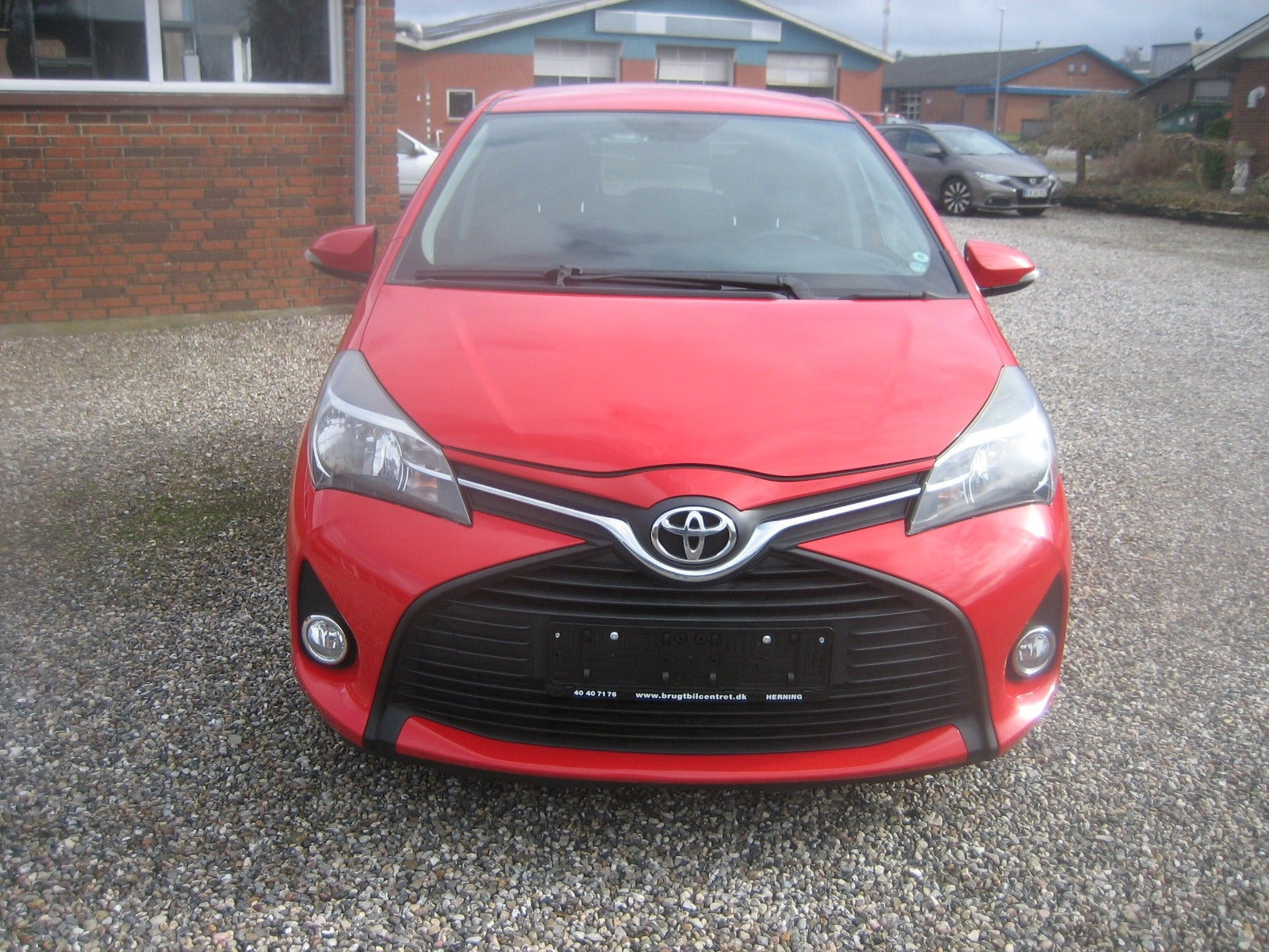 Rød Toyota Yaris fra 2015