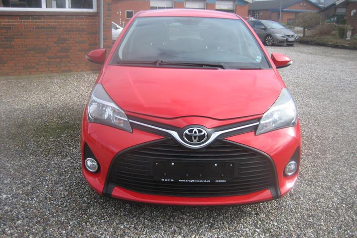 Rød Toyota Yaris fra 2015