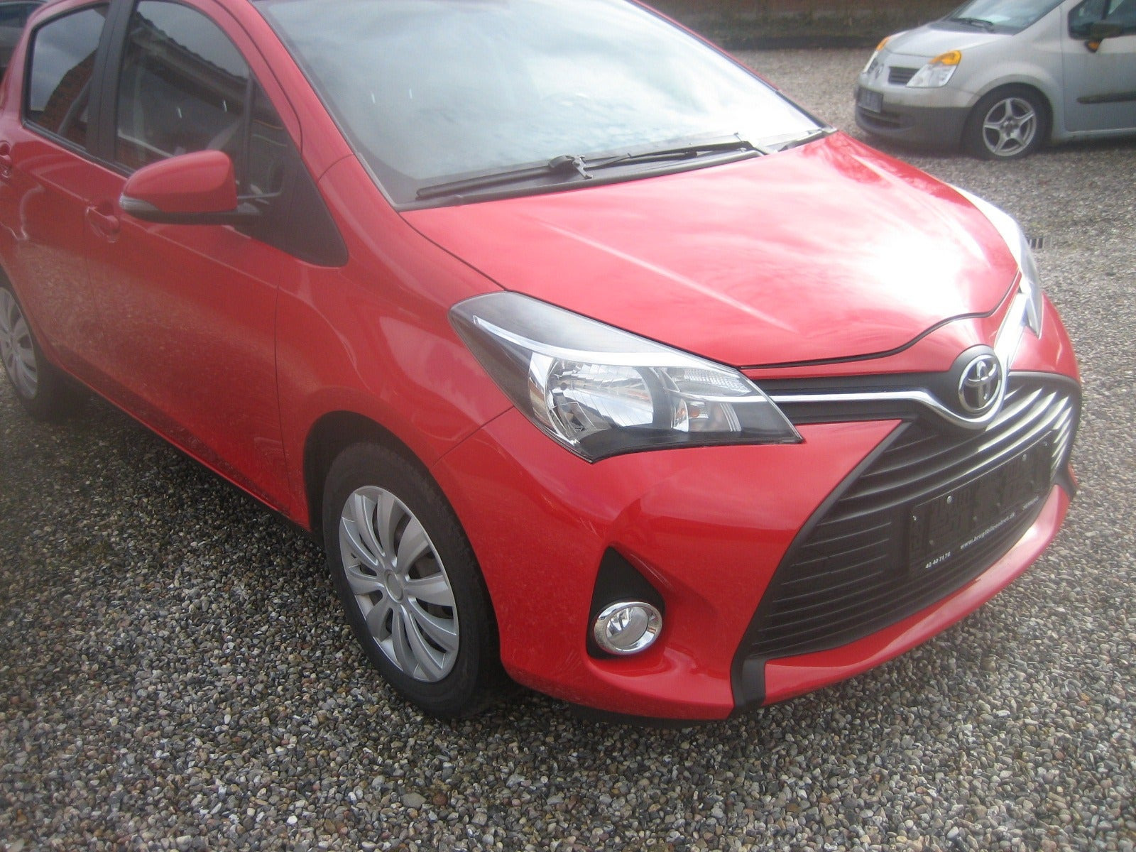 Rød Toyota Yaris fra 2015