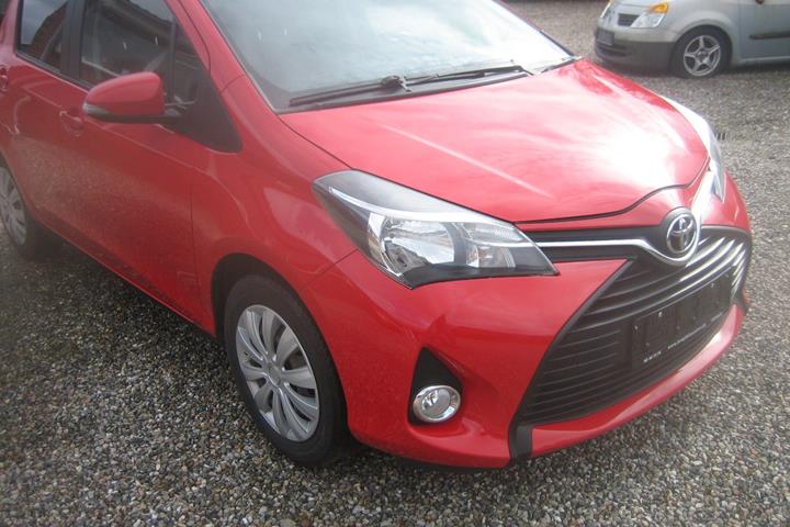 Rød Toyota Yaris fra 2015