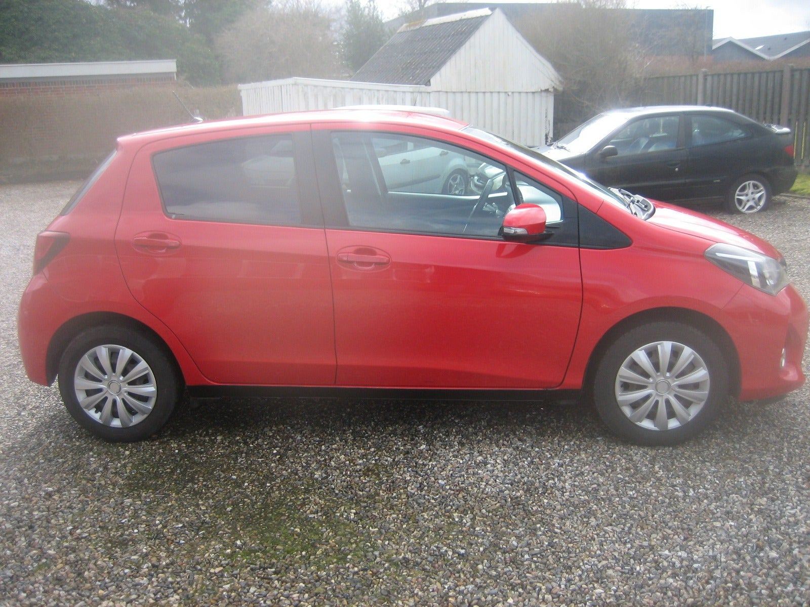 Rød Toyota Yaris fra 2015