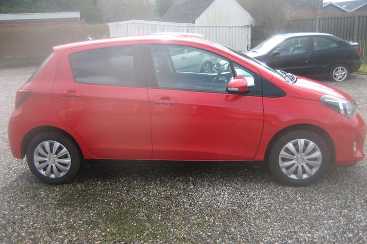 Rød Toyota Yaris fra 2015