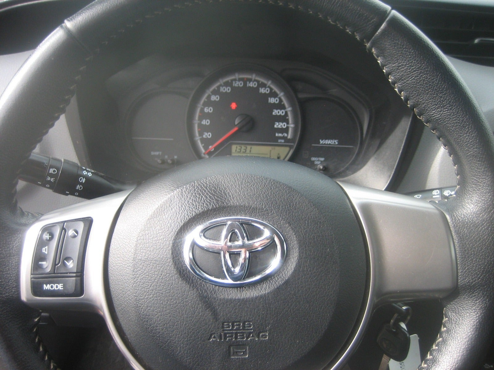Rød Toyota Yaris fra 2015