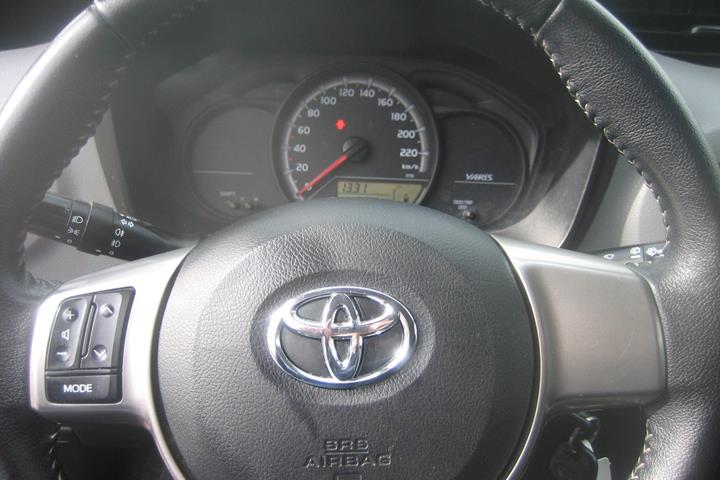 Rød Toyota Yaris fra 2015