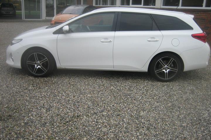 Hvid Toyota Auris fra 2013