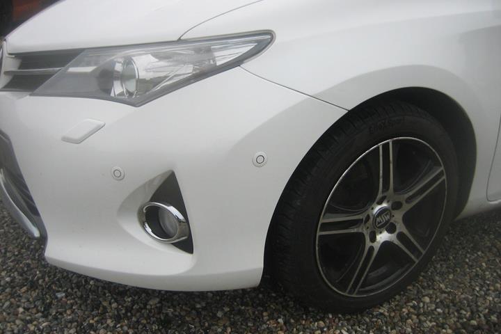 Hvid Toyota Auris fra 2013