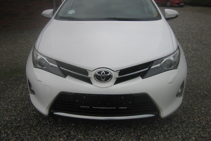 Hvid Toyota Auris fra 2013