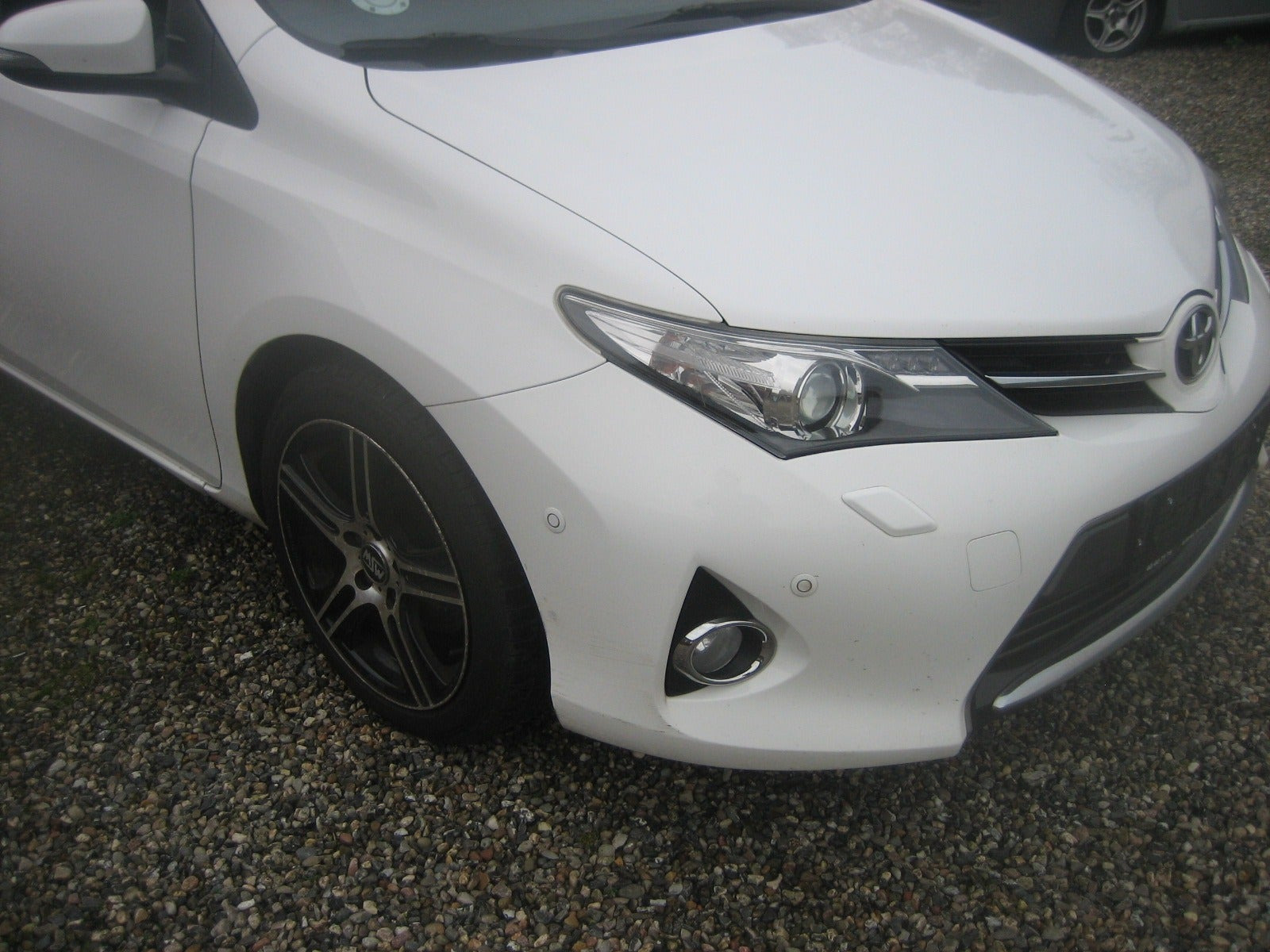 Hvid Toyota Auris fra 2013