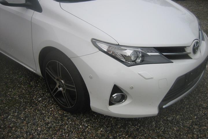 Hvid Toyota Auris fra 2013