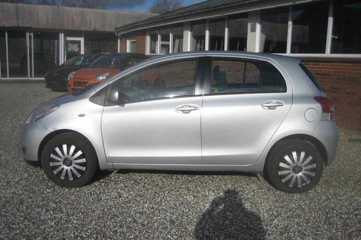 Sølv Toyota Yaris fra 2011