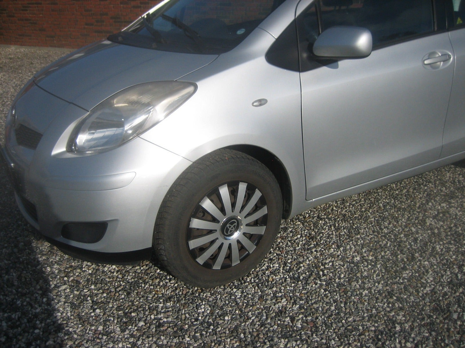 Sølv Toyota Yaris fra 2011