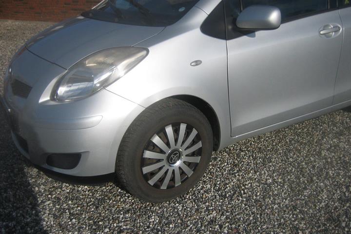 Sølv Toyota Yaris fra 2011