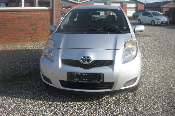Sølv Toyota Yaris fra 2011