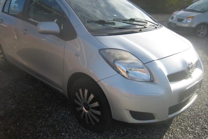 Sølv Toyota Yaris fra 2011