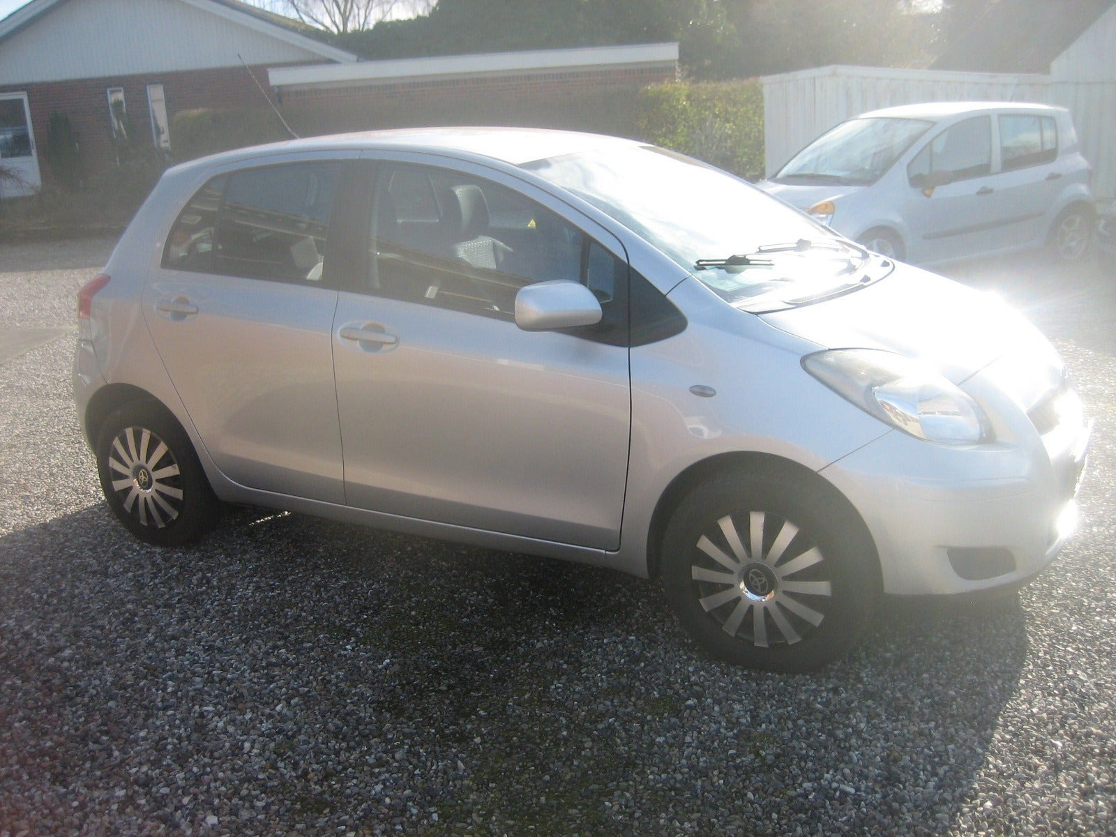 Sølv Toyota Yaris fra 2011