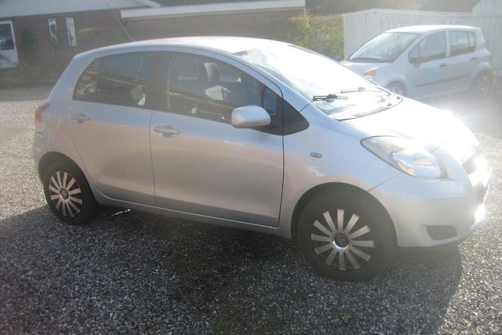 Sølv Toyota Yaris fra 2011