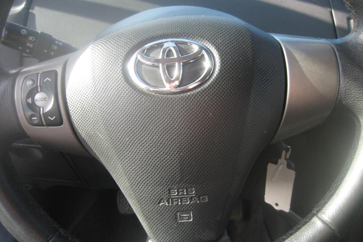 Sølv Toyota Yaris fra 2011