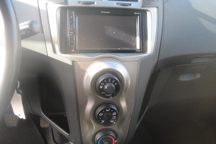 Sølv Toyota Yaris fra 2011