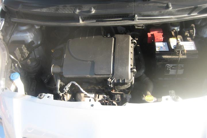 Sølv Toyota Yaris fra 2011