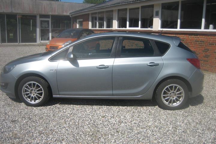 Blå Opel Astra fra 2014