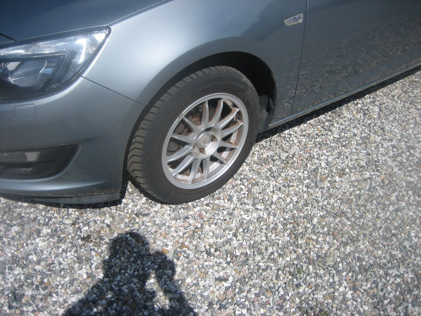 Blå Opel Astra fra 2014