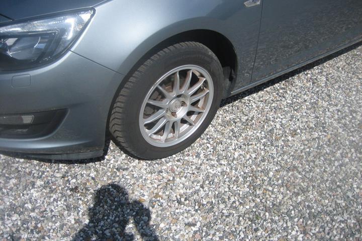 Blå Opel Astra fra 2014