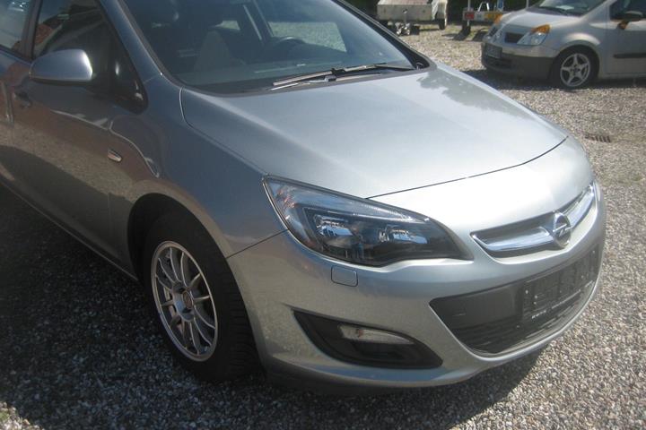 Blå Opel Astra fra 2014