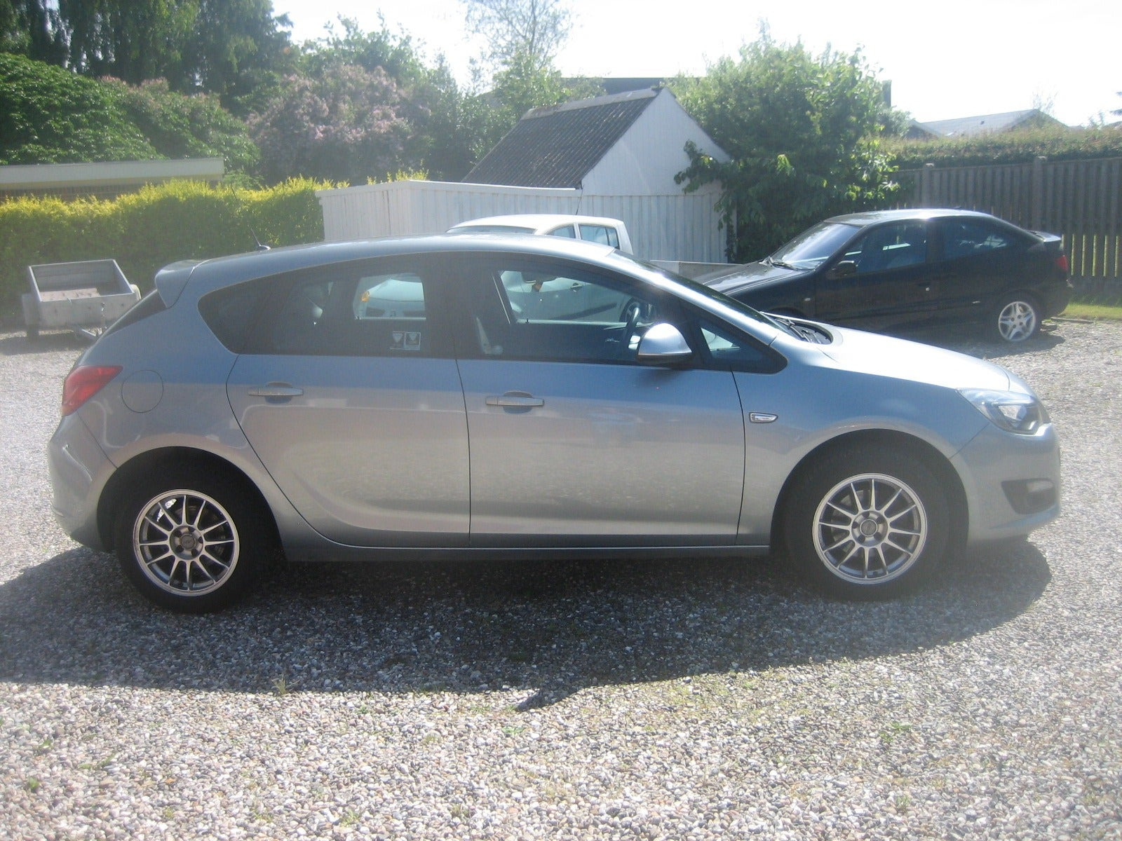Blå Opel Astra fra 2014