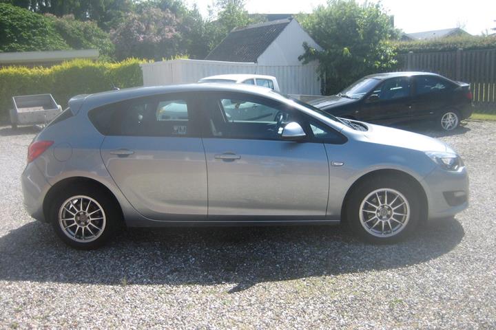 Blå Opel Astra fra 2014