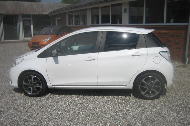 Hvid Toyota Yaris fra 2013