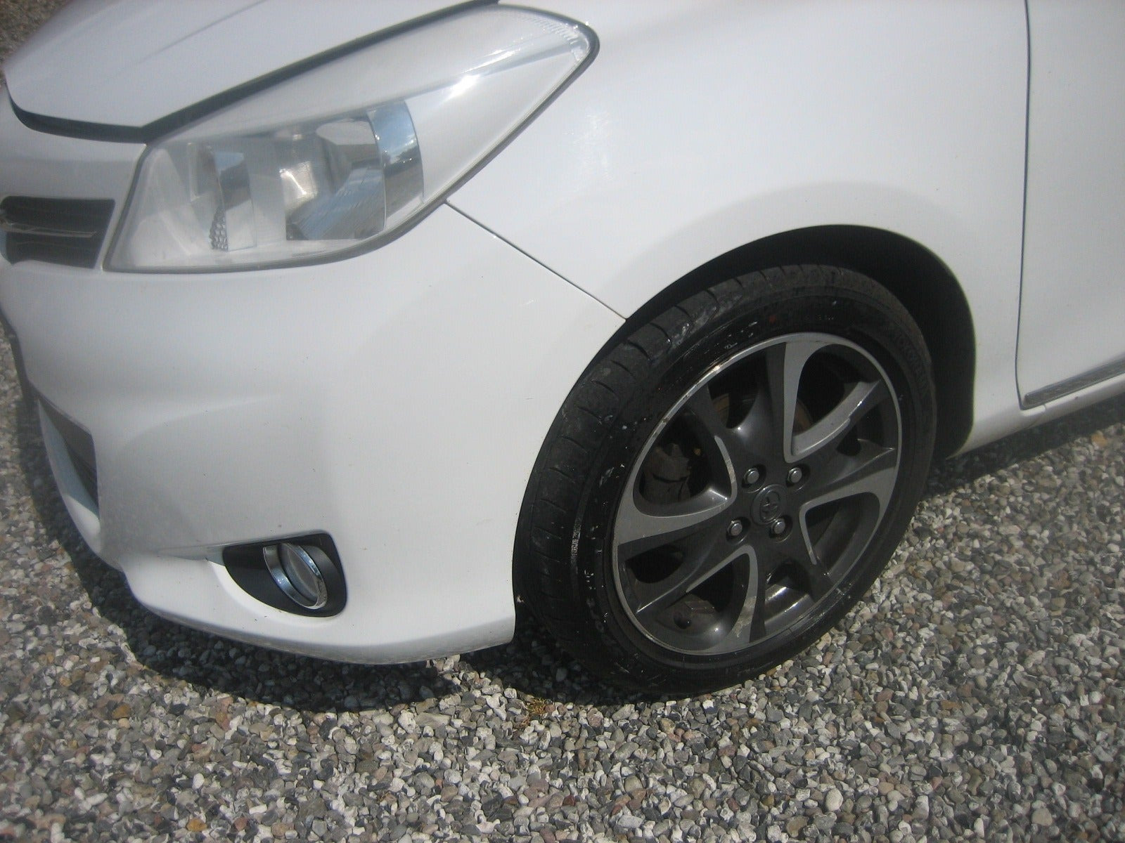Hvid Toyota Yaris fra 2013