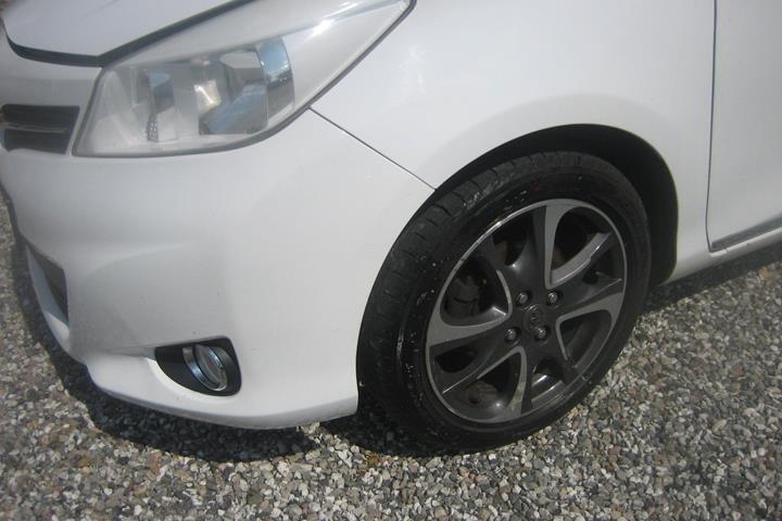 Hvid Toyota Yaris fra 2013