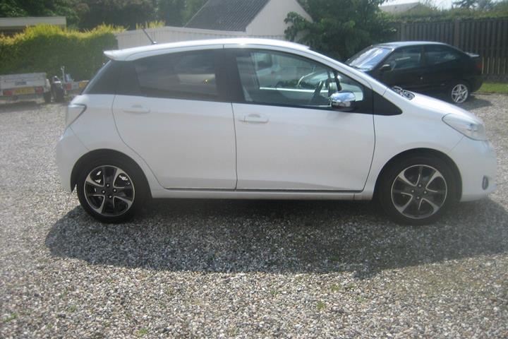 Hvid Toyota Yaris fra 2013