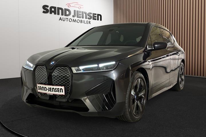 Grå BMW iX fra 2024 set udefra