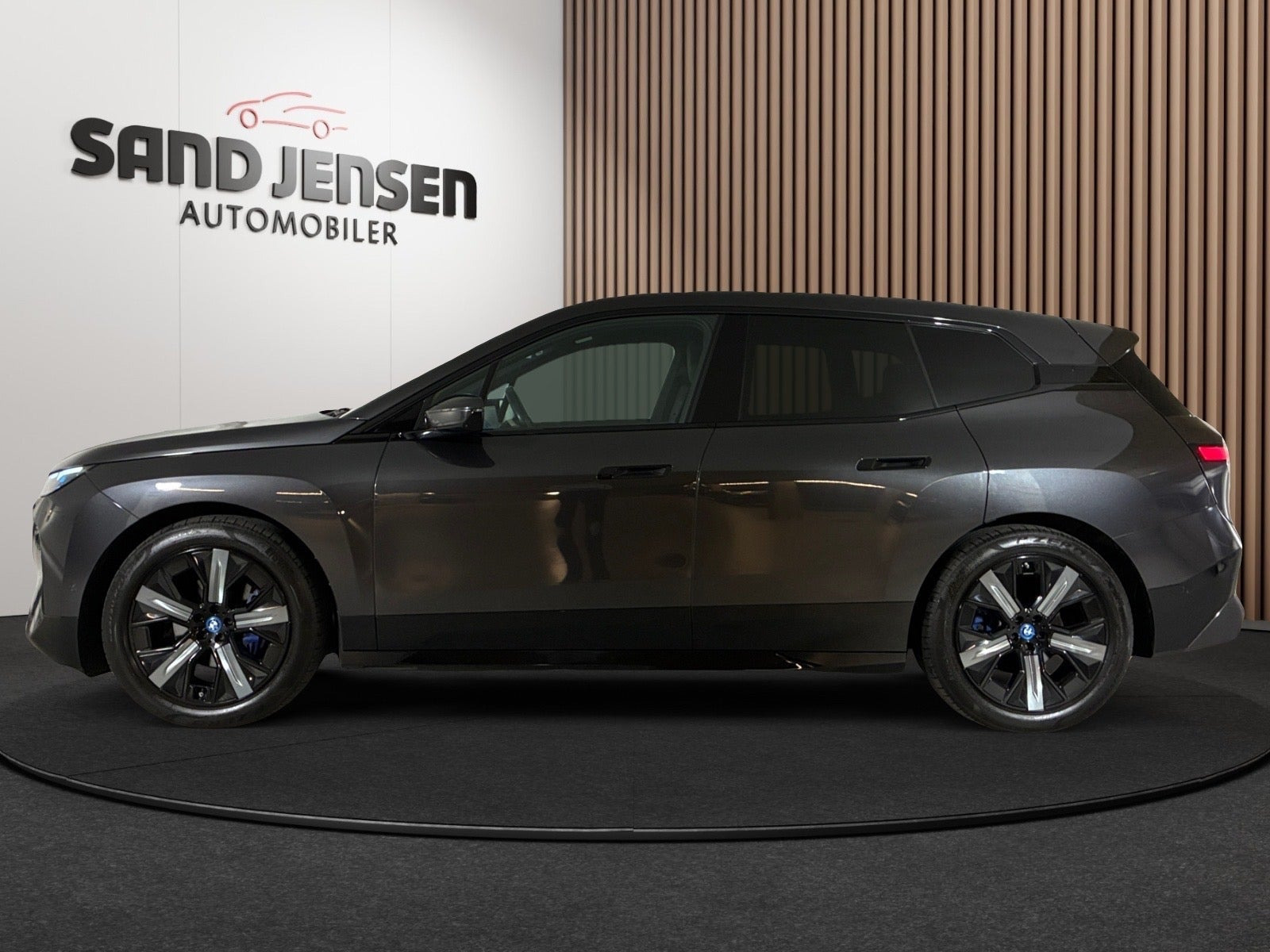 Grå BMW iX fra 2024