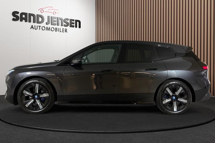 Grå BMW iX fra 2024