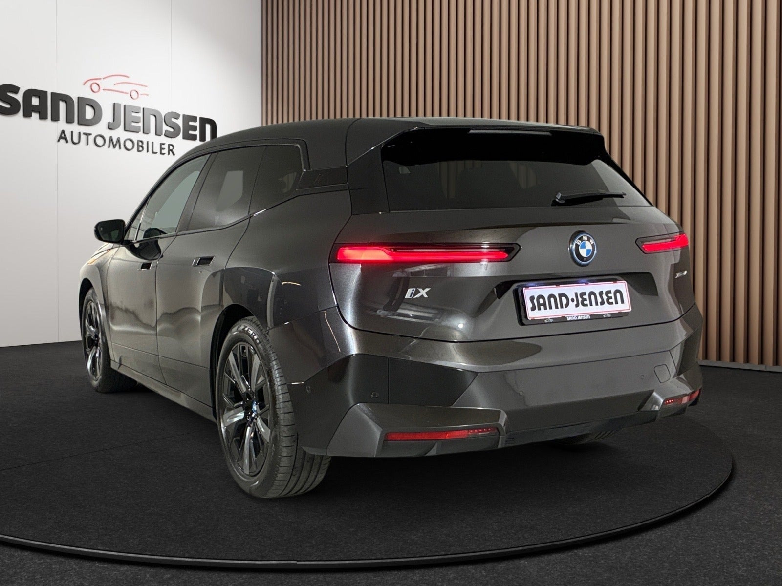 Grå BMW iX fra 2024