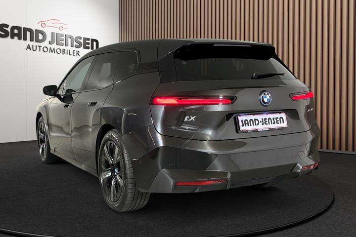 Grå BMW iX fra 2024