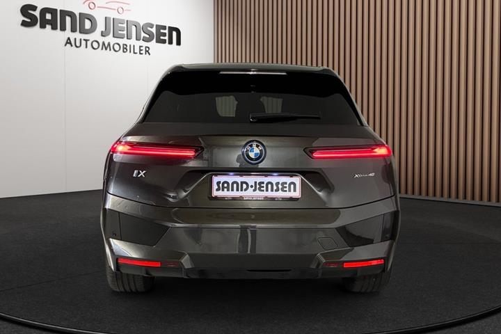 Grå BMW iX fra 2024