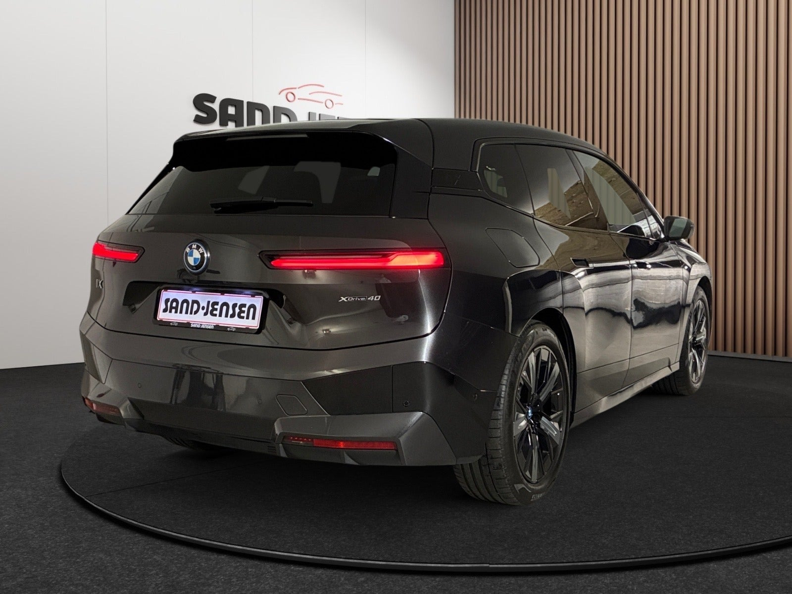 Grå BMW iX fra 2024