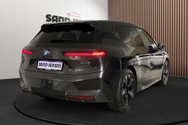 Grå BMW iX fra 2024